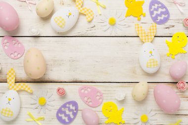 Paskalya yumurtaları ve ahşap arka planda şirin bir dekorasyon.