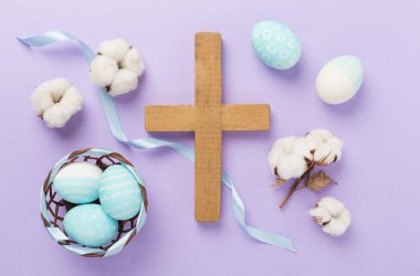 Çapraz arkaplanlı Paskalya yumurtaları, üst görünüm