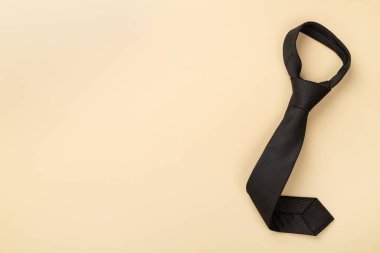Renk arkaplan, üst görünüm siyah kravat