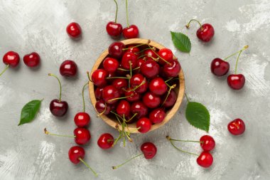 Beton arka planda taze kirazlar, üst manzara.