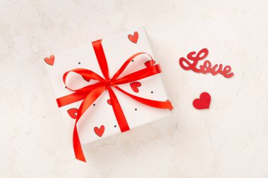 Beton zemin üzerinde kırmızı kalpler olan hediye kutuları, üst görünüm