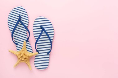 Renkli arka planda çizgili mavi parmak arası terlikler, üst görünüm