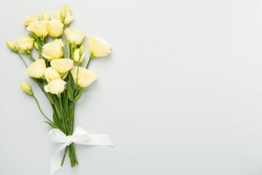 Renkli arka planda Eustoma çiçekleri olan güzel bir buket.