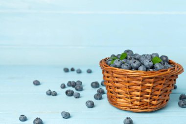 Tahta masada taze yaban mersinli kase.