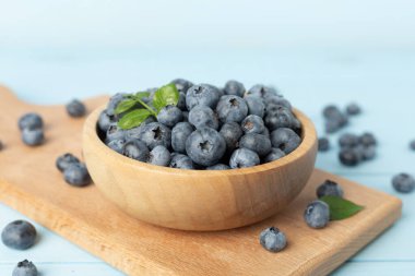 Tahta masada taze yaban mersinli kase.