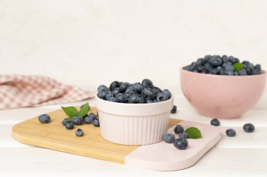 Tahta masada taze yaban mersinli kase.