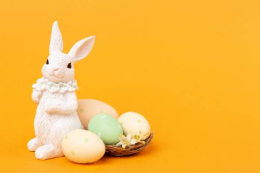 Renkli yumurtaları olan Paskalya tavşanı