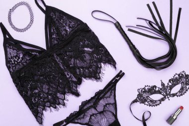 Renk arkaplanı, üst görünüm üzerinde erotik BDSM aksesuarları