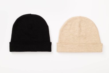 Renkli arka planda şık bir bere, üst görünüm