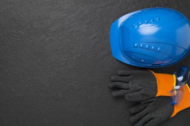 Beton zemin üzerinde mavi inşaat ekipmanları, üst görünüm