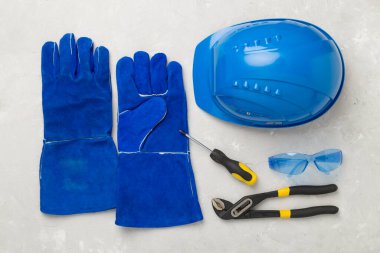 Beton zemin üzerinde mavi inşaat ekipmanları, üst görünüm