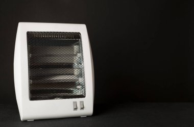 Siyah arkaplanda taşınabilir elektrikli halojen ısıtıcı