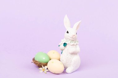 Renkli yumurtaları olan Paskalya tavşanı