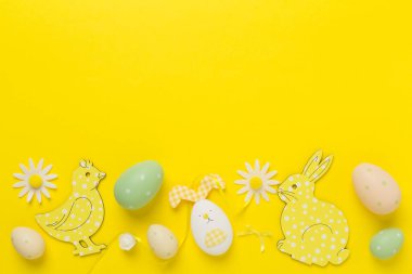 Paskalya yumurtaları ve renk arkaplanı dekorasyonu, üst görünüm