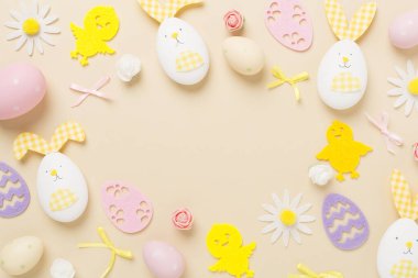Paskalya yumurtaları ve arka planda sevimli dekorasyon, üst görünüm