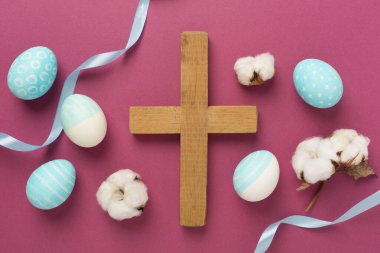 Çapraz arkaplanlı Paskalya yumurtaları, üst görünüm