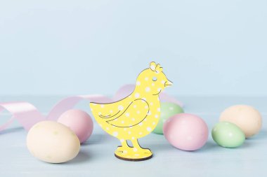 Paskalya yumurtaları ahşap arka planda yontulmuş