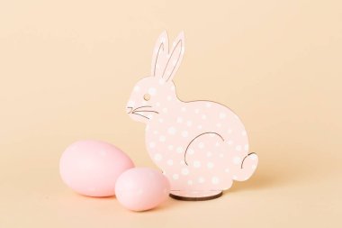 Renkli tavşanlı Paskalya yumurtaları