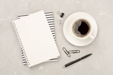 Beton zemin üzerinde sabit olan defter, üst görünüm