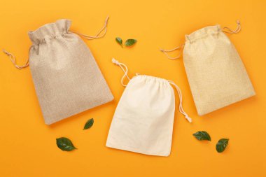 Renk arkaplan üzerinde küçük eko çuvalları, üst görünüm