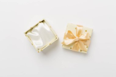 Renk arkaplanı, üst görünümde bej rengi açık hediye kutusu