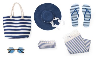 Beyaz manzaralı mavi plaj aksesuarları.