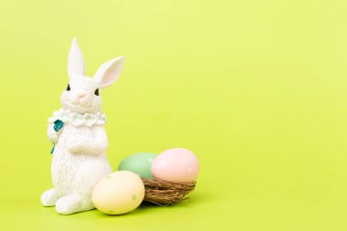 Renkli yumurtaları olan Paskalya tavşanı