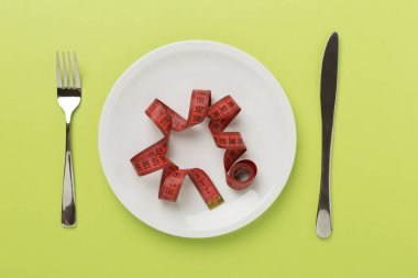 Renk arkaplan, üst, görünüm üzerinde boş plaka ile mezura ölçülüyor. Kilo verme konsepti