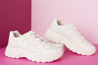 Renkli arka planda beyaz kadın moda spor ayakkabıları