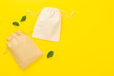 Renk arkaplan üzerinde küçük eko çuvalları, üst görünüm