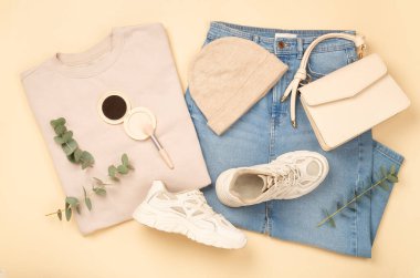 Bej arka planda kadınların modaya uygun bahar kıyafetleriyle yatıyordu.