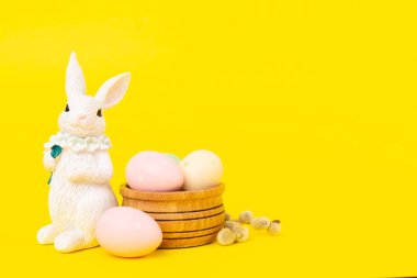 Renkli yumurtaları olan Paskalya tavşanı