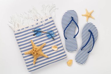 Arkaplanda aksesuarları olan yaz havlusu, üst görünüm