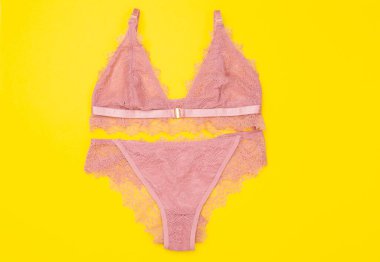Renkli arka planda pembe kadın iç çamaşırı, üst manzara.