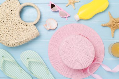 Ahşap arka planda renkli plaj aksesuarları olan düz bir yer. Tatil kavramı