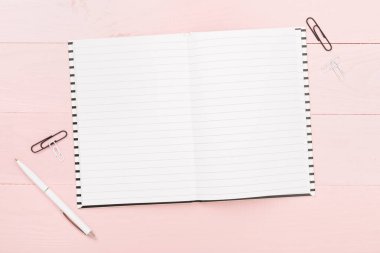 Ahşap zemin üzerinde sabit olan defter, üst görünüm