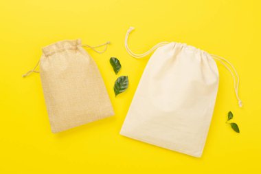 Renk arkaplan üzerinde küçük eko çuvalları, üst görünüm