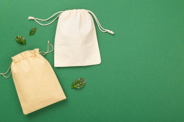 Renk arkaplan üzerinde küçük eko çuvalları, üst görünüm