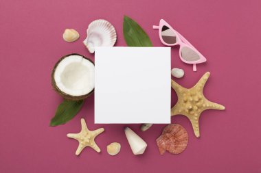 Hindistan cevizi ve deniz kabukları renginde yaz afişi. Tatil kavramı