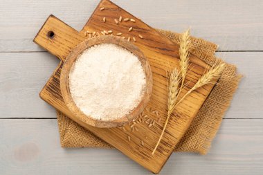 Ahşap arka planda hecelenmiş un ile kase, üst görünüm