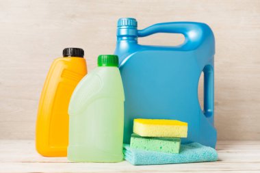 Ahşap masada farklı otomobil ürünleri