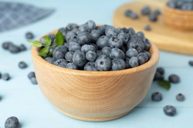 Tahta masada taze yaban mersinli kase.