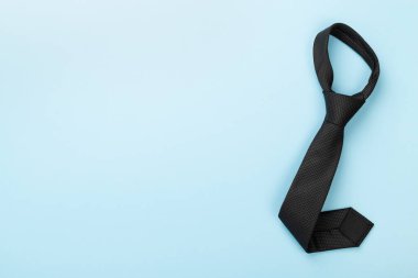 Renk arkaplan, üst görünüm siyah kravat