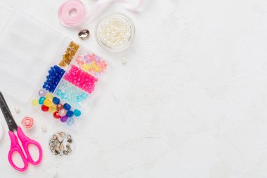 Beton arka planda el yapımı mücevherler ve boncuklar, üst görünüm