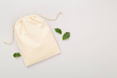 Renk arkaplan üzerinde küçük eko çuvalı, üst görünüm