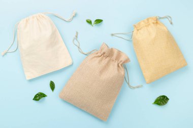 Renk arkaplan üzerinde küçük eko çuvalı, üst görünüm