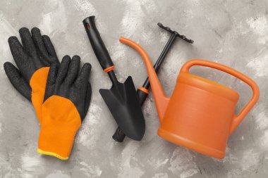 Beton arka planda turuncu bahçe araçları, üst görünüm