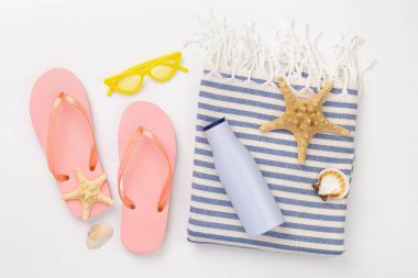 Yazlık aksesuarlı plaj havlusu. Renkli arka plan, üst manzara.