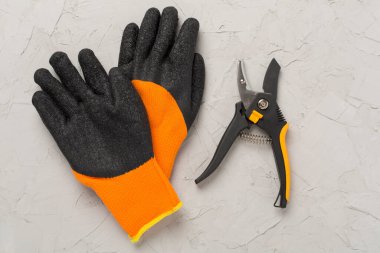 Beton zemin, üst, görünüm Secateurs ve eldivenler