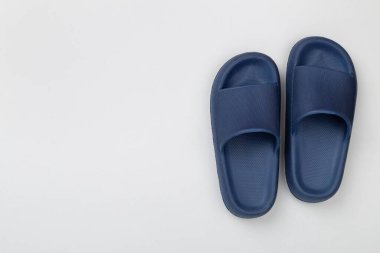 Katlanmış mavi plaj havlusu. Renkli arka plan, üst manzara.